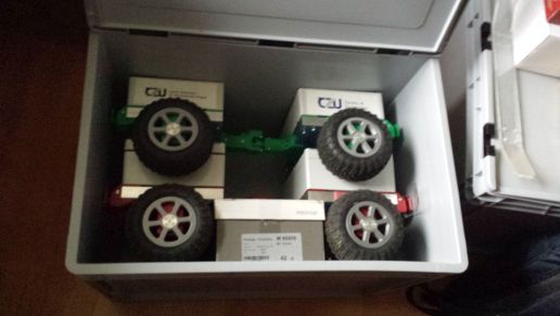 Oba roboti úspěšně v krabici